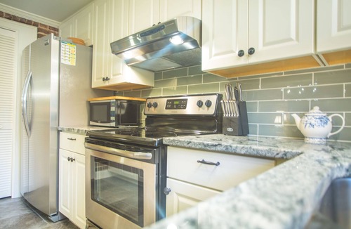 Historic Downtown Savannah House | Beautiful Home Overlooking Chatham Square w/Parking by Lucky Savannah
