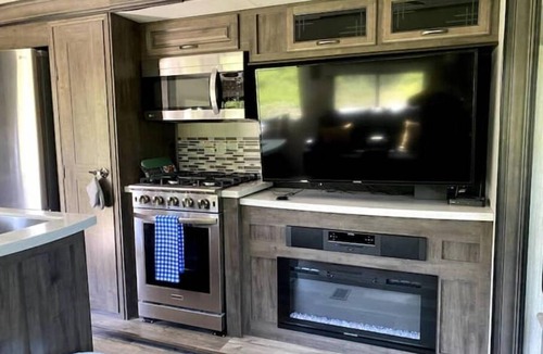 Mount Tremper House | Beautiful RV on the Esopus Creek EARLY SEASON SPECIAL! 199/NIGHT IN MAY-JUNE