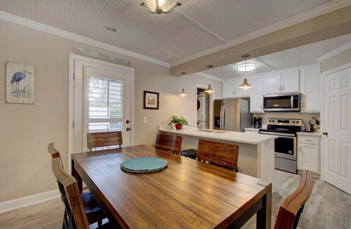 Saint Simons Island Apartment | Bill's Beach Bungalow | East Beach Condo Near Pier Village | St. Simons Island