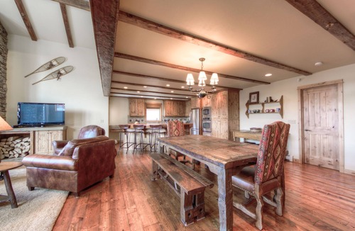 Big Sky House | Black Eagle Retreat | Hot Tub Ski to Village Sleeps 12