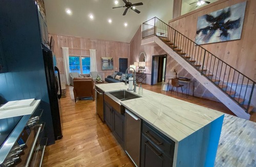 Northport House | Blue Haven Lake House - Stay on Lake Tuscaloosa! Book for football! Hot Tub!