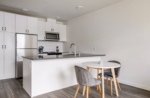 Yesler Terrace Apartment | Blueground | Northlake, gym & rooftop, nr zoo