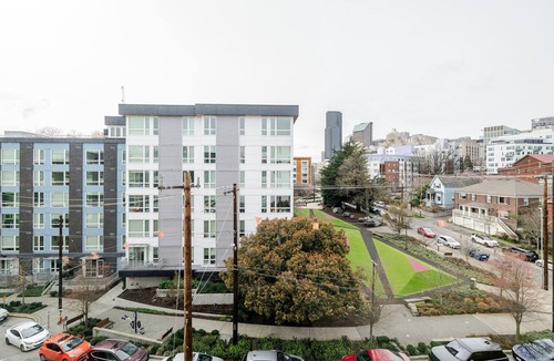 Yesler Terrace Apartment | Blueground | Yesler Terrace & elevator, nr park