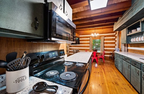 Mentone Cabin | Boulder Pointe- fire pit, hot tub, incredible views!