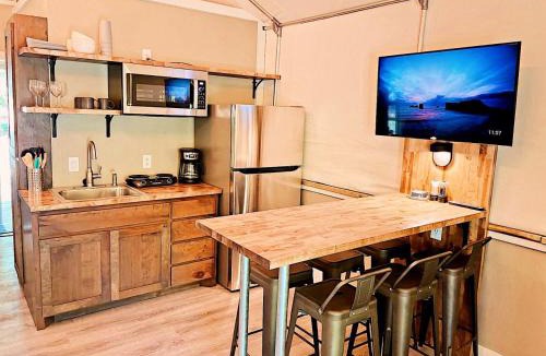 Seguin House | Brand New Cabin with Luxury Games Room on a Gorgeous Creek Near New Braunfels, Texas