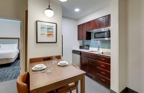 Mount Pleasant Hotel | Bright & Awesome Suites w/Parking & Breakfast – 3mi from Charles Pinckney Site