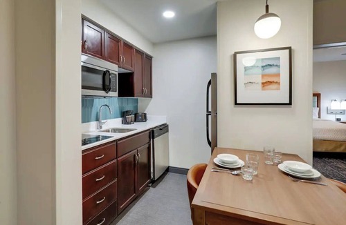 Mount Pleasant Hotel | Bright & Awesome Suites w/Parking & Breakfast – 3mi from Charles Pinckney Site