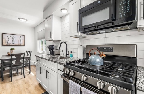 Mount Clemens Apartment | Bright & Spacious 2 Bedroom | Quiet | Safe | Clean