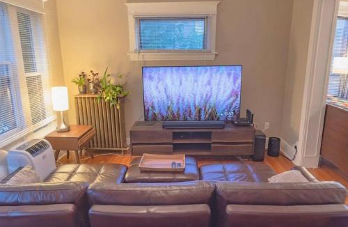Minor Apartment | Bright vintage Apt in the heart of Seattle