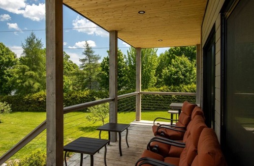 Lambton House | La Maison de Cedre - Moderne, Spa, Bord de l'eau