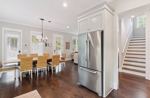 Demere Park House | Central Location with a pool, sleeps 10