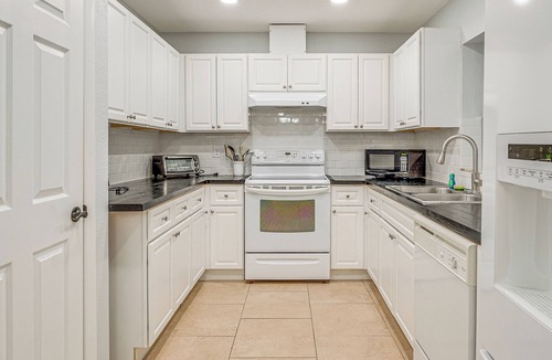 Spring Hill House | Central Spring Hill Home | Lanai, Games & Beaches