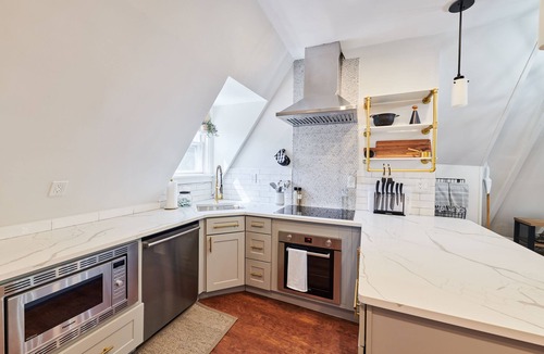 Cypress Hills House | Charming 1 BDRM + Sofabed + 1 BATH Brooklyn Home