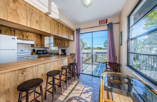 Indian Rocks Beach Apartment | Charming 2 bedroom beach Apt walk to the beach