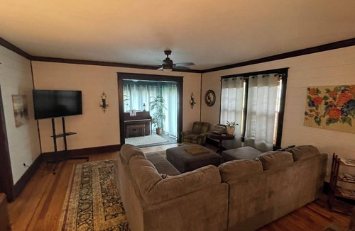 Sheffield House | Charming 3BR 2BA furnished pet-friendly house WiFi AC in downtown Sheffield AL