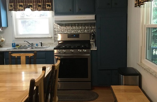 Upper Tract Cabin | Charming 4-bedroom cabin with HOTTUB in peaceful Upper Tract with WiFi, AC