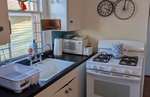 Round Rock Original Plat House | Charming bungalow near downtown Round Rock! High speed Wi-Fi!