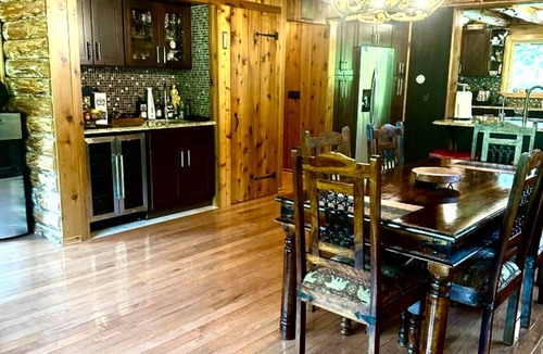 Roxbury Ski Chalet | Charming chalet with 5 bedrooms and WiFi, in peaceful Roxbury