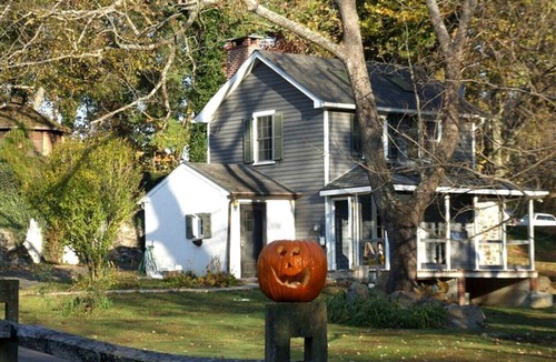 Phoenixville Cottage | Charming Cottage Getaway with an Indoor Fireplace in Chester Springs, Pennsylvania