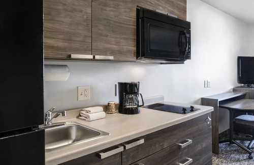 Deep Creek Hotel | Charming Double-Queen Room| Pets Are Allowed | Easy Highway Access