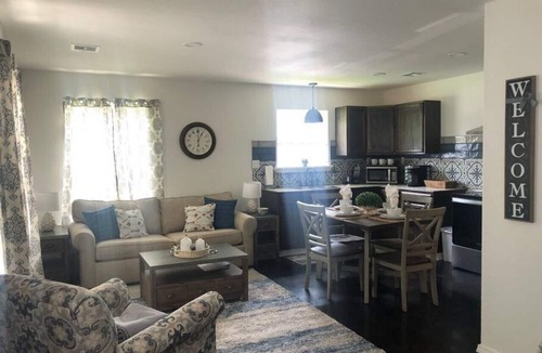 Checotah House | Charming Duplex for Two- FREE WiFi, washer/dryer