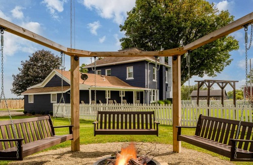 Berrien Springs House | Charming farmhouse nestled along Michigan's wine trail