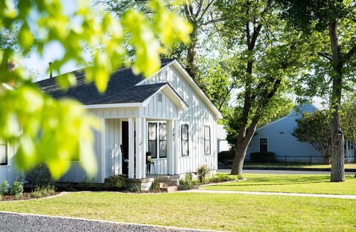 Fredericksburg House | Charming Heritage Haus, 2 Blocks from Main St—Your Perfect Fredericksburg Escape