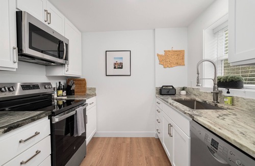 Norkirk Condo | Charming retreat 2 blocks from Google, downtown Kirkland, fully fenced, office