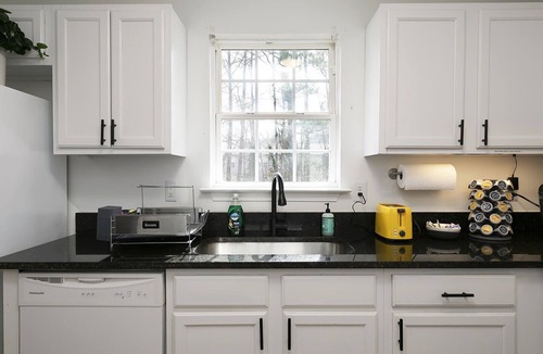 Cartersville House | Charming Townhome with Two King Beds & Sep Bath