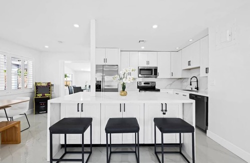 Survey Creek House | Chic Pompano Getaway - Pool, Beach & Pickleball