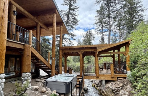 Sundance Cabin | Classic mountain retreat Right on the stream Hot tub Wood-burning stove Set in Sundance Canyon