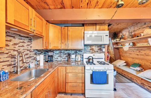 Serene Lakes House | Classic Tahoe Charm – 3 Ski Resorts Within 5 Miles