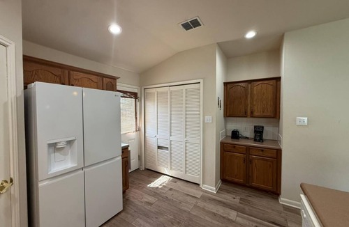 San Antonio House | Clean and cozy 4BR, Near Theme Parks & Shopping!