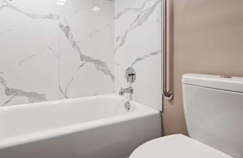 Jasper Hotel | Clean & Convenient Jasper Room Close to Restaurants, Shopping & Attractions