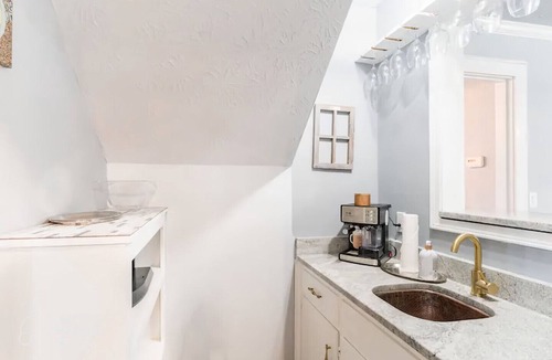 Lilburn House | Colonial with a contemporary flare. Come relax and unwind!