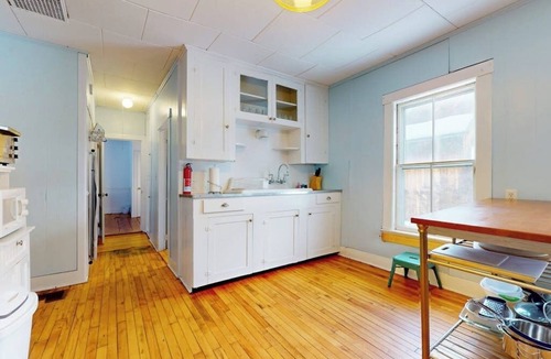 Weston House | Comfortable in-town house, dog-friendly, river view, w/d, TV w/Roku, wifi,