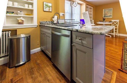 Bryn Mawr Apartment | Comfy 1 BR Hide Away Apt w/Garage Parking