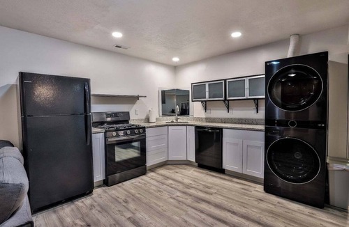 Draper House | Corner Canyon Retreat Hot Tub Deck RV Ski & Trails Ski Sleeps 21 Extra Spacious