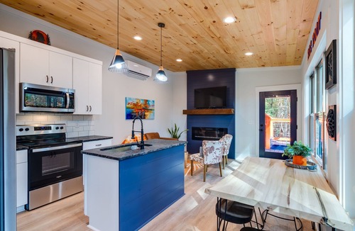 Morganton Cabin | Couples! Bigfoot Tiny Home, Hot Tub, Firepit, Roof top deck! New cozy cabin