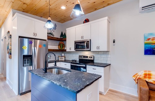 Morganton Cabin | Couples! Bigfoot Tiny Home, Hot Tub, Firepit, Roof top deck! New cozy cabin