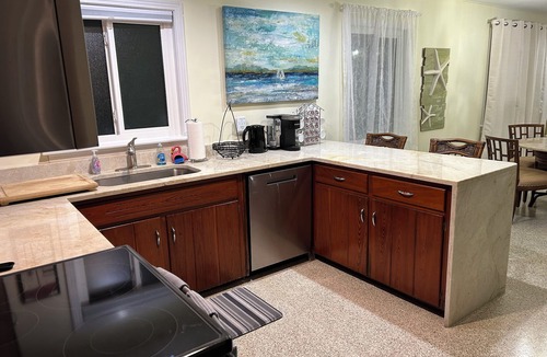 Sarasota Cottage | Cozy 2Bd+2 Ba beach cottage; screened Florida rm, sleep porch; VR22-00059