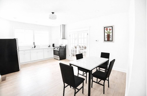 College Park House | Cozy Atlanta Stay Sleeps 4 Near ATL. Free Wifi + Self check in