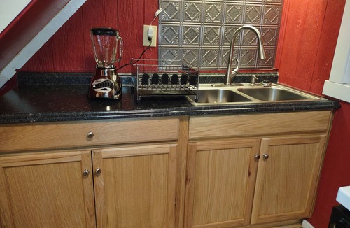 Clifford Cottage | Cozy Bear Rock Cottage with hot tub