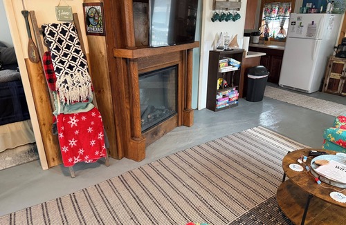 Shell Knob House | Cozy Cabin Lakeview of Table Rock Lake with 2 minute walk to the water
