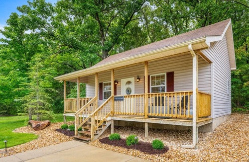 Branson Cottage | COZY COTTAGE - Private Hot Tub and Fire Pit