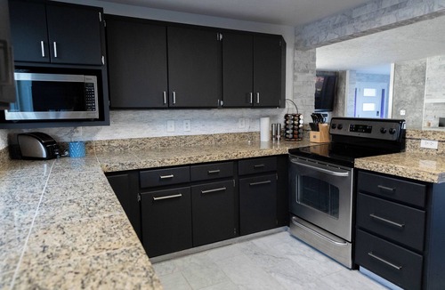 Sandy House | Cozy home with a pool, hot tub & steam shower