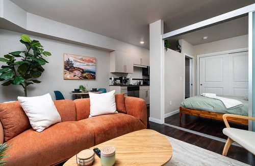 Lower Queen Anne Apartment | Cozy in Queen Anne 94 Walk Score Free Parking!