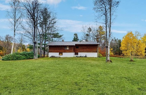 Weston Cabin | Cozy log cabin w/wood-burning fireplace, balcony, close to recreation, pond