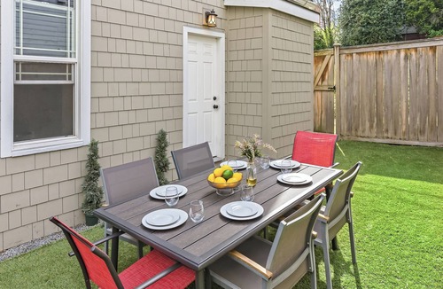 Yesler Terrace House | Cozy Seattle Charmer~Mins to City~Yard~Sleeps 12