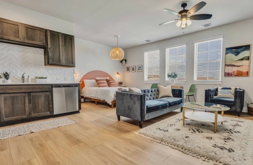 Austin Apartment | Cozy Secluded Studio With Full-Kitchen, Washer And Dryer - The Works!